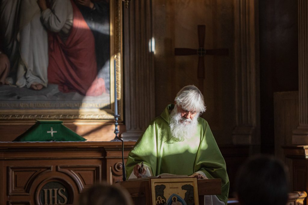 Peter Halldorf holder morgengudstjeneste under et kristent-ortodoks retrett i Bjärka-Säby, september 2019. For Vårt Land.
