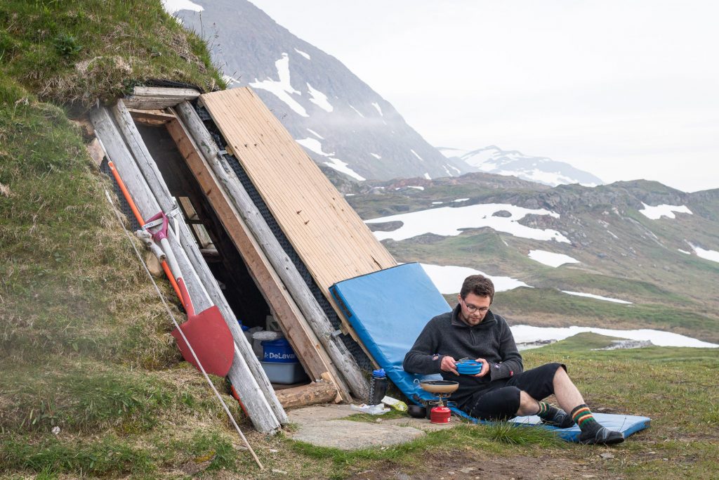Sommeren 2019 gikk jeg en lengre tur alene gjennom to av Nordlands nasjonalparker: Láhko og Saltfjellet-Svartisen. Jeg tok med kameraet og dokumenterte mitt eget møte med landskapet, dyrene og menneskene jeg møtte på veien.