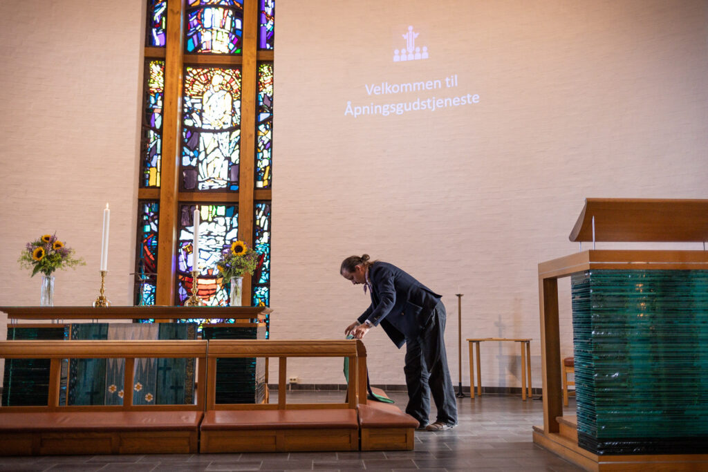Eivind Rindal er leder for Trondheim Pride og jobber som kirketjener i Hoeggen Kirke i Trondheim. Her forbereder han en gudstjeneste søndag 28.08.22. For Adressa.
