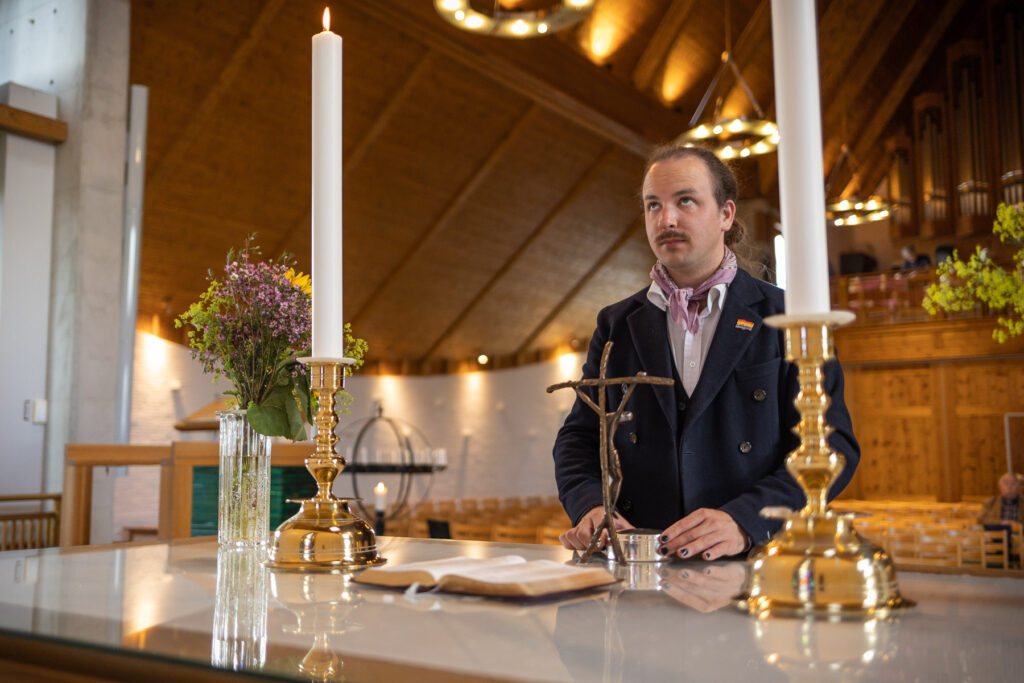 Eivind Rindal er leder for Trondheim Pride og jobber som kirketjener i Hoeggen Kirke i Trondheim. Her forbereder han en gudstjeneste søndag 28.08.22. For Adressa.